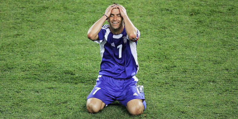 Il capitano della Grecia, Theodoros Zagorakis, incredulo dopo la vittoria in semifinale agli Europei del 2004 (Laurence Griffiths/Getty Images)