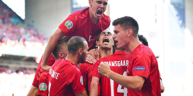 Yussuf Poulsen esulta dopo il gol al Belgio, il più veloce nella storia degli Europei (Stuart Franklin/Getty Images)
