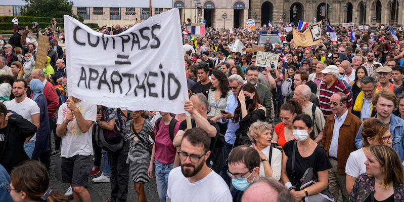 Proteste contro il pass sanitario, Parigi, 17 luglio 2021 (AP Photo/Michel Euler)
