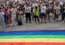 In Spagna migliaia di persone stanno protestando contro l'uccisione di un uomo gay