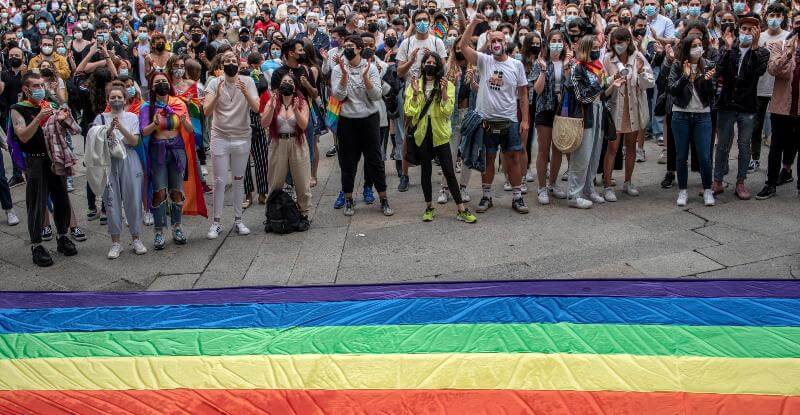 In Spagna migliaia di persone stanno protestando contro l'uccisione di un uomo gay