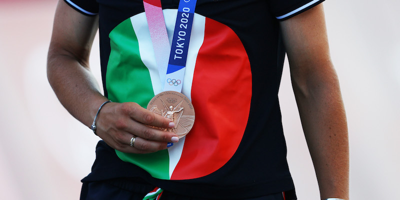 Elisa Longo Borghini con la medaglia di bronzo vinta nella prova in linea femminile di ciclismo su strada (Tim de Waele/Getty Images)