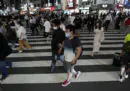 Il Giappone ha prolungato lo stato d'emergenza nelle prefetture di Tokyo e Okinawa e lo ha introdotto in altre, a causa dell'aumento dei contagi