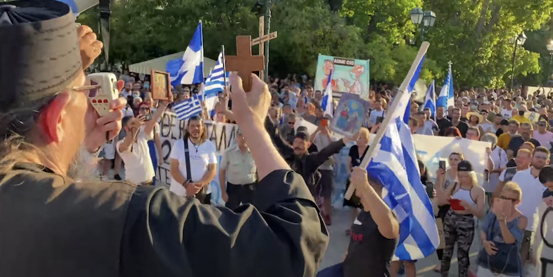 Immagine dal video di GreekReporter sulla manifestazione contro i vaccini che si è tenuta ad Atene lo scorso 15 luglio