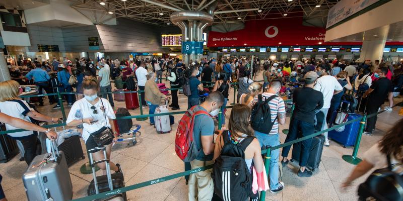 Passeggeri all'aeroporto di Lisbona, in Portogallo, il 29 giugno 2021 (Paulo Mumia/ dpa via ANSA)