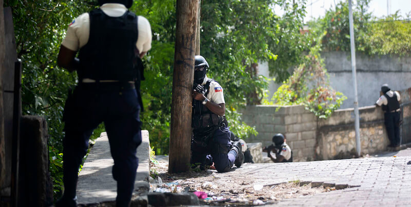 Un'operazione della polizia a Port-au-Prince, la capitale di Haiti (AP Photo/Joseph Odelyn)