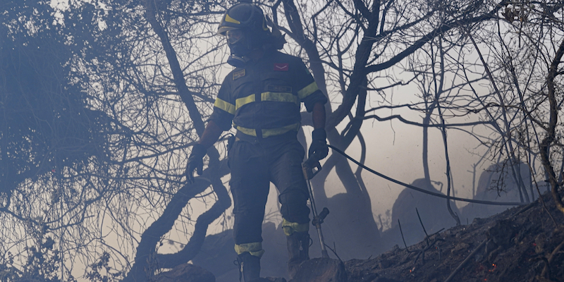 Un vigile del fuoco al lavoro in provincia di Oristano, 26 luglio 2021 (Alessandro Tocco - LaPresse)