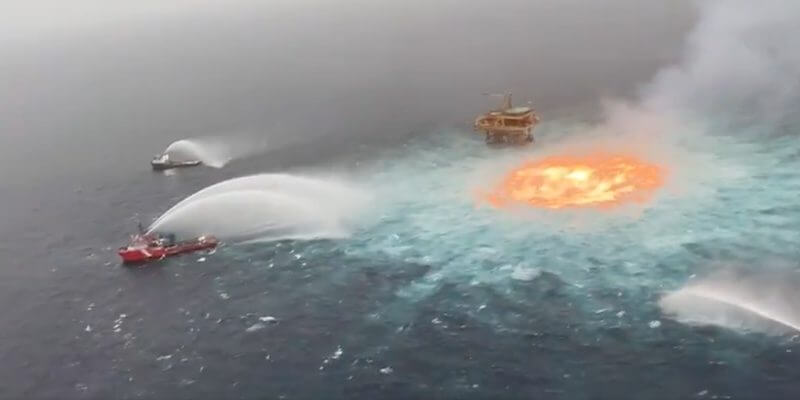 Un fermo immagine del video dell'incendio del 2 luglio 2021 vicino alla piattaforma petrolifera Ku-Charly diffuso dal giornalista messicano Manuel Lopez San Martin su Twitter