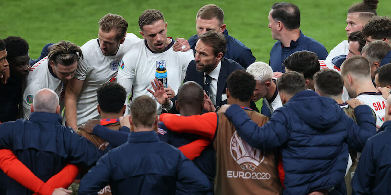 Gareth Southgate parla alla squadra all'intervallo dei tempi supplementari contro la Danimarca (Catherine Ivill/Getty Images)