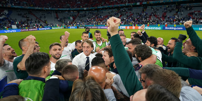 Roberto Mancini parla alla squadra dopo la vittoria contro il Belgio (Claudio Villa/Getty Images)