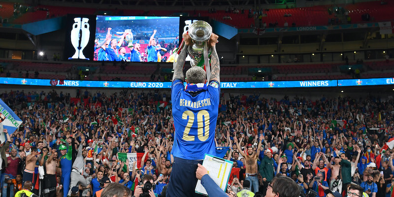 Federico Bernardeschi mostra la coppa al pubblico italiano di Wembley (Claudio Villa/Getty Images)