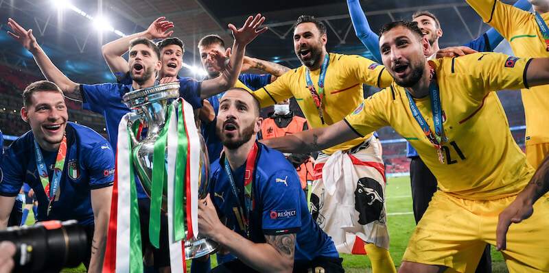 Leonardo Bonucci e i giocatori dell'Italia con la coppa vinta a Wembley (Laurence Griffiths/Getty Images)