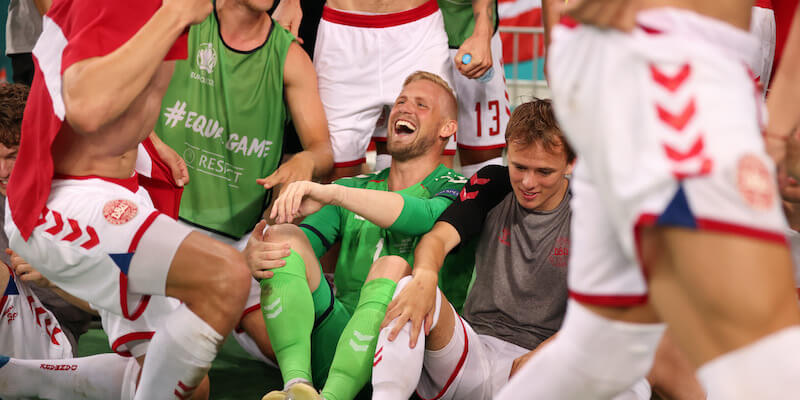 Kasper Schmeichel con la Danimarca dopo i quarti di finale (Naomi Baker/Getty Images)