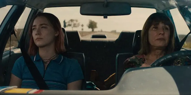 In una scena del film "Lady Bird" (2017), la protagonista Christine e sua madre Marion ascoltano un audiolibro in macchina