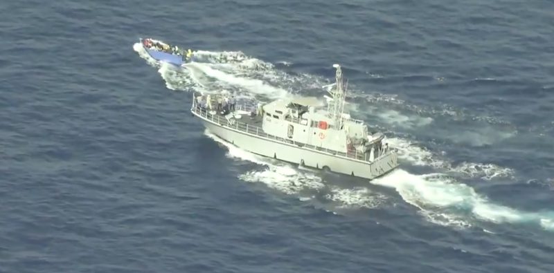 Immagine tratta dal video di Sea Watch che mostra la motovedetta libica e la barca con a bordo i migranti (Sea Watch)