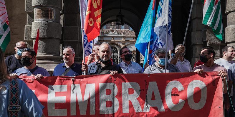 Il presidio dei lavoratori dell'azienda ex Embraco, sotto la sede del Consiglio regionale in piazza Castello a Torino, 13 luglio 2021 (ANSA/JESSICA PASQUALON)
