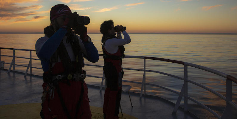 Personale a bordo della Ocean Viking al largo della Libia, febbraio 2020 (ANSA)