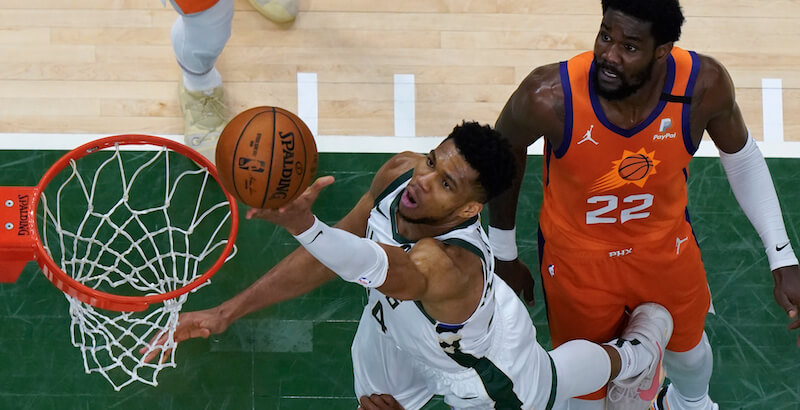 Giannis Antetokounmpo e Deandre Ayton (AP Photo/Paul Sancya, Pool)