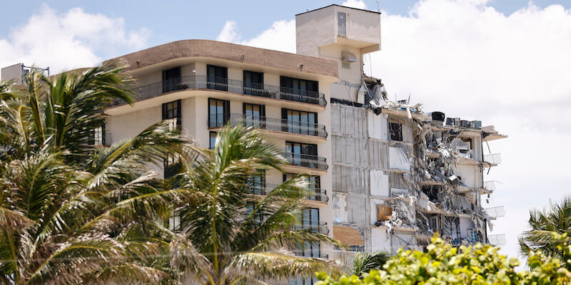 Il palazzo parzialmente crollato di Surfside, vicino a Miami Beach, il 3 luglio 2021 (Michael Reaves/Getty Images)