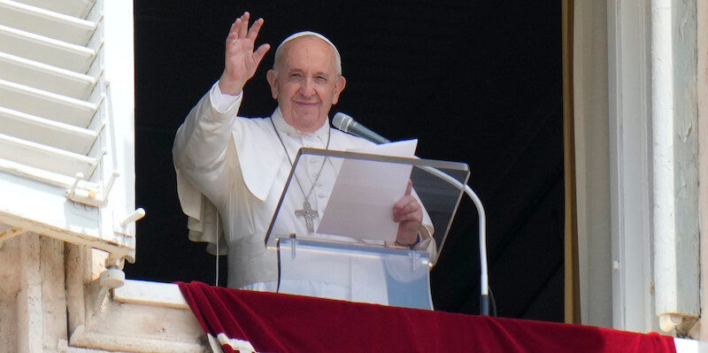 Papa Francesco prima dell'Angelus di domenica 4 luglio 2021 (AP Photo/Alessandra Tarantino, La Presse)