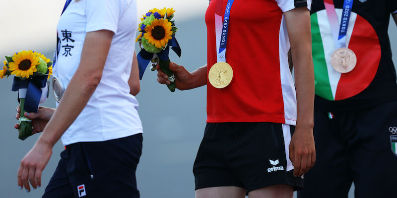 Le medaglie di Annemiek van Vleuten, Anna Kiesenhofer e Elisa Longo Borghini (Tim de Waele/Getty Images)