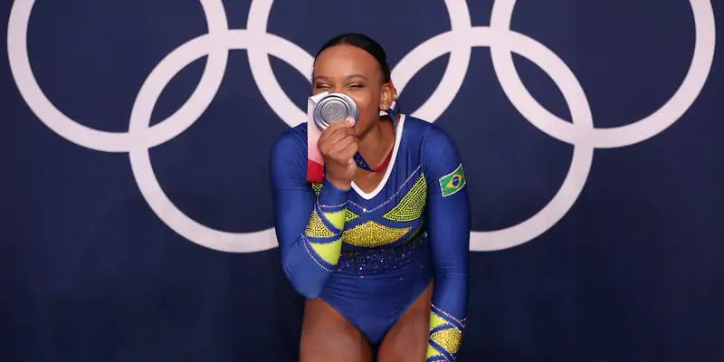 Rebeca Andrade con l'argento vinto nel concorso individuale di ginnastica artistica (Jamie Squire/Getty Images)