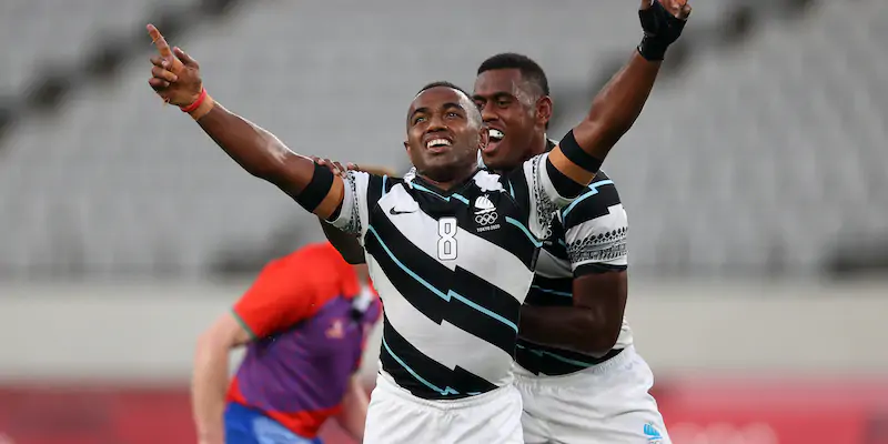 I figiani Waisea Nacuqu e Kalione Nasoko festeggiano l'oro vinto nel rugby a 7 (Dan Mullan/Getty Images)
