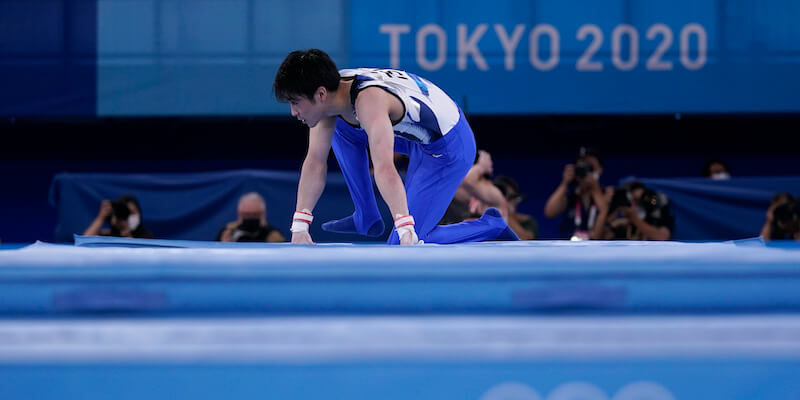 Kohei Uchimura dopo la caduta alla sbarra (AP Photo/Gregory Bull)