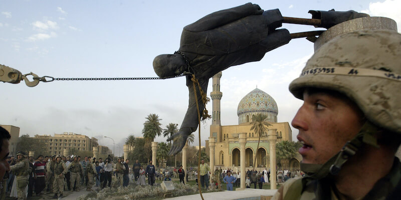 Il momento dell'abbattimento della statua (AP Photo/Jerome Delay, File)