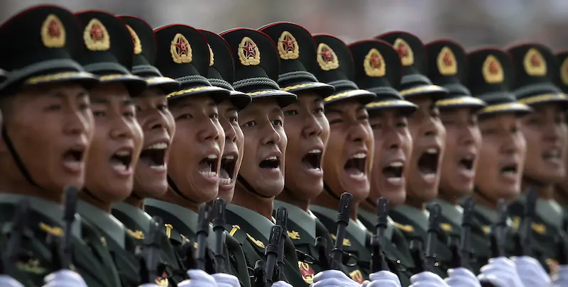 Soldati cinesi durante una parata militare nel 2019 (AP Photo/Mark Schiefelbein)