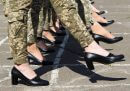 L'esercito ucraino è stato criticato per aver fatto marciare le soldate coi tacchi
