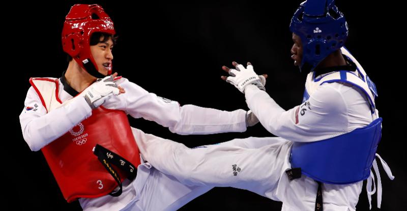 L'atleta maliano Seydou Fofana (divisa blu) combatte contro l'atleta sudcoreano Lee Daehoon in un incontro di taekwondo 68 chili alle Olimpiadi di Tokyo, domenica 25 luglio 2021. (EPA/ Rungroj Yongrit via ANSA)