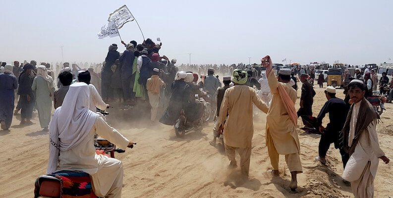 Sostenitori dei talebani nella città di confine di Chaman, in Pakistan, 14 luglio 2021 (AP Photo/Tariq Achkzai)