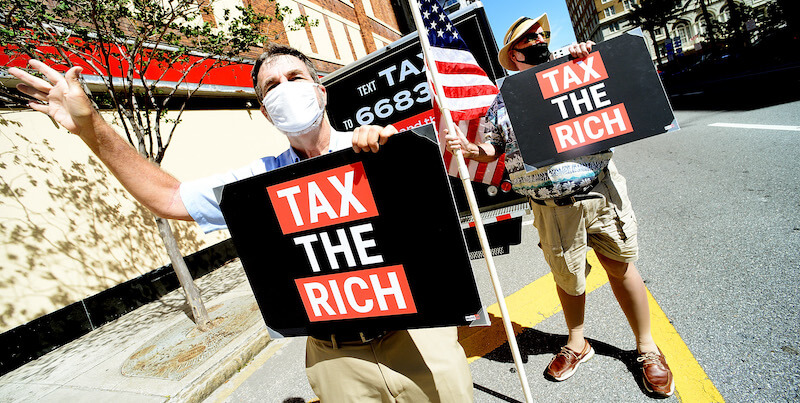 Una protesta per chiedere l'aumento delle tasse sulle multinazionali a Tampa, in Florida, lo scorso maggio (Gerardo Mora/Getty Images for MoveOn)