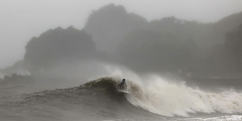 Il surfista giapponese Hiroto Ohhara sotto la pioggia durante i quarti di finale di surf alle Olimpiadi di Tokyo (Ryan Pierse/Getty Images)