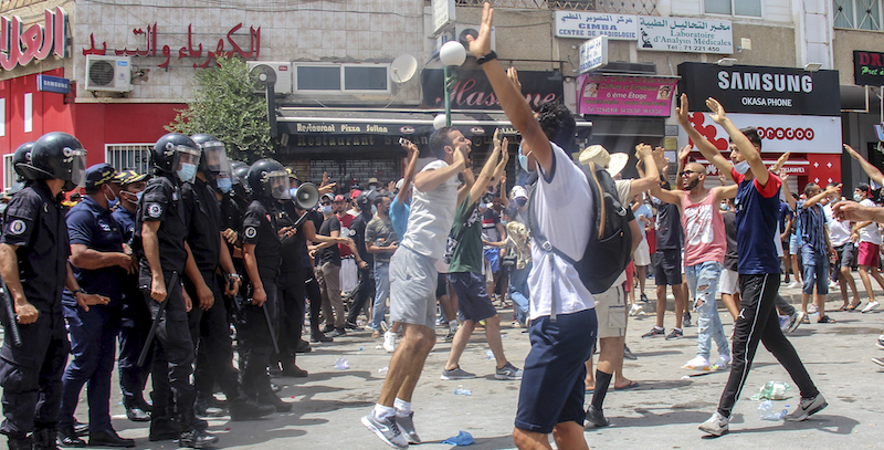 Le proteste di domenica a Tunisi (AP Photo/Hassene Dridi)