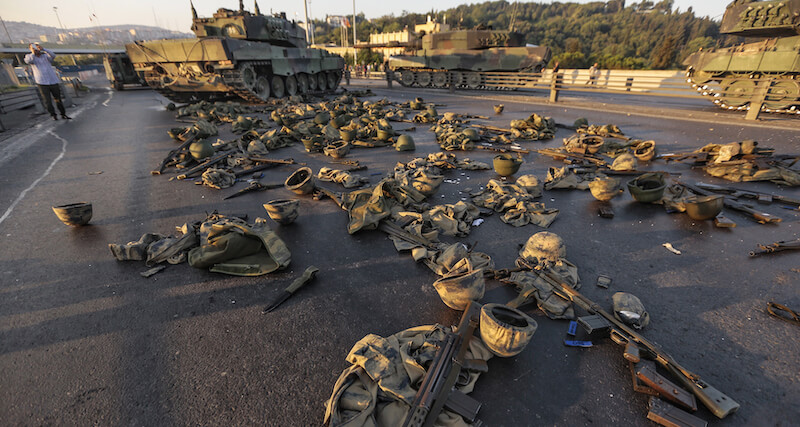 Vestiti ed equipaggiamento lasciati dai golpisti dopo il loro arresto a Istanbul il 16 luglio (Stringer/Getty Images)