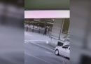 Il video che mostra Youns El Bossettaoui colpire con un pugno l'assessore di Voghera Massimo Adriatici, prima di venire ucciso