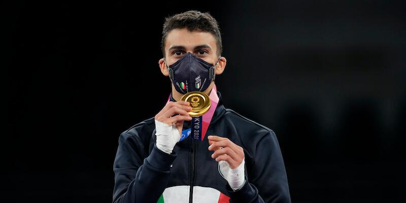 Vito Dell'Aquila con la medaglia d'oro vinta nel taekwondo (AP Photo/Themba Hadebe)