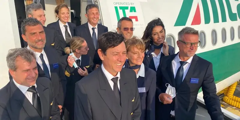 L'equipaggio del volo ITA effettuato per ottenere la certificazione ENAC all'aeroporto romano di Fiumicino (LaPresse)