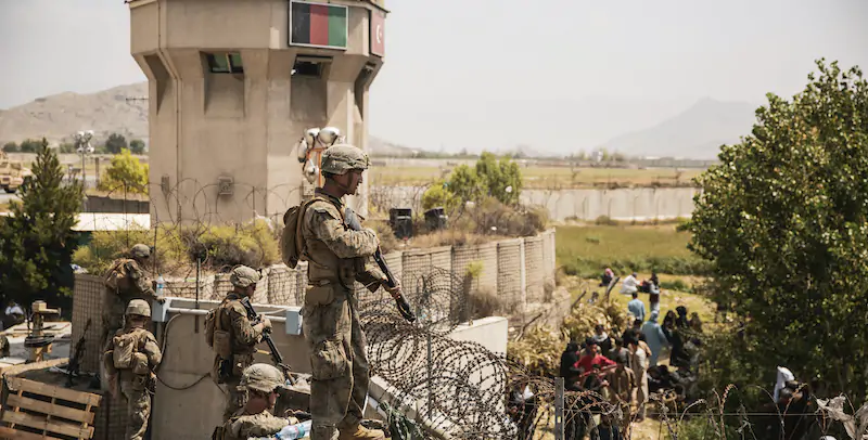 Soldati statunitensi di guardia all'aeroporto di Kabul (Victor Mancilla/U.S. Marine Corps via AP)