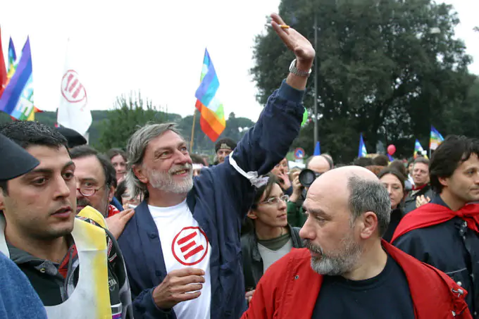 Gino Strada durante una manifestazione contro la guerra in Iraq nel 2004, con al braccio lo "straccio della pace" (ROBERTO MONALDO/LAPRESSE)