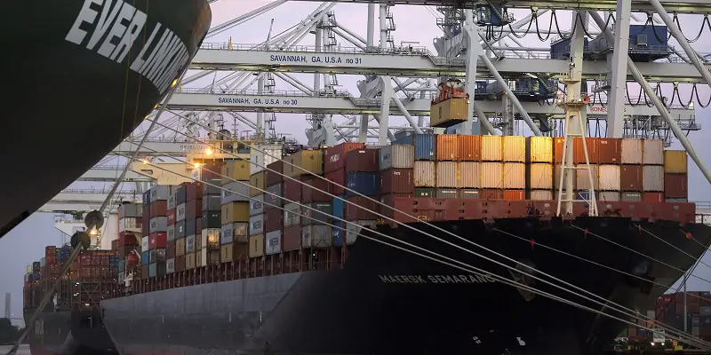 La nave cargo Maersk Semarang ormeggiata nel porto di Savannah, negli Stati Uniti, durante la fase di carico dei container (AP Photo/Stephen B. Morton)