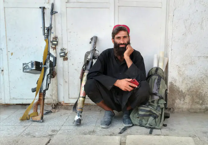 Un guerrigliero talebano dopo aver conquistato la città di Farah, l'11 agosto (AP Photo/Mohammad Asif Khan)