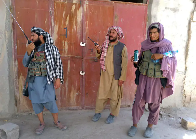 Tre talebani a un posto di blocco nella città di Farah, l'11 agosto (AP Photo/Mohammad Asif Khan)
