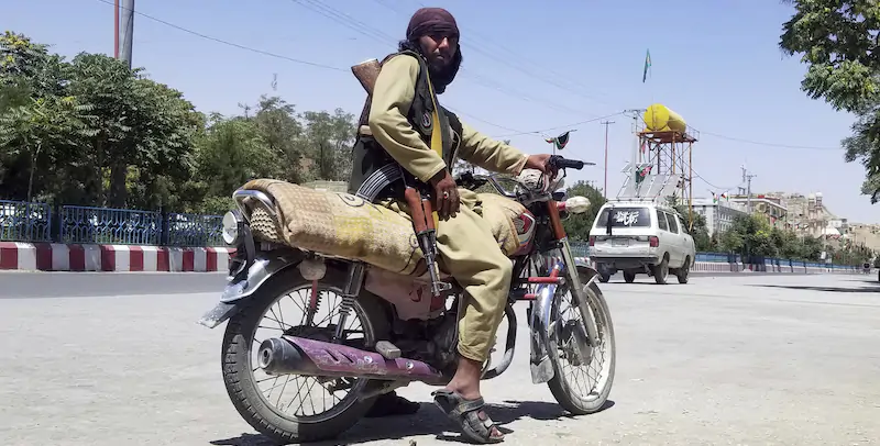 Un combattente talebano a Ghazni. (AP Photo/Gulabuddin Amiri)