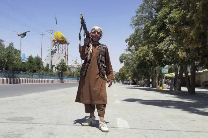 Un guerrigliero talebano festeggia dopo la conquista della città di Ghazni, il 12 agosto (AP Photo/Gulabuddin Amiri)