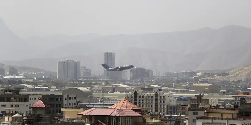 Un aereo partito dall'aeroporto di Kabul. (AP Photo/Wali Sabawoon)