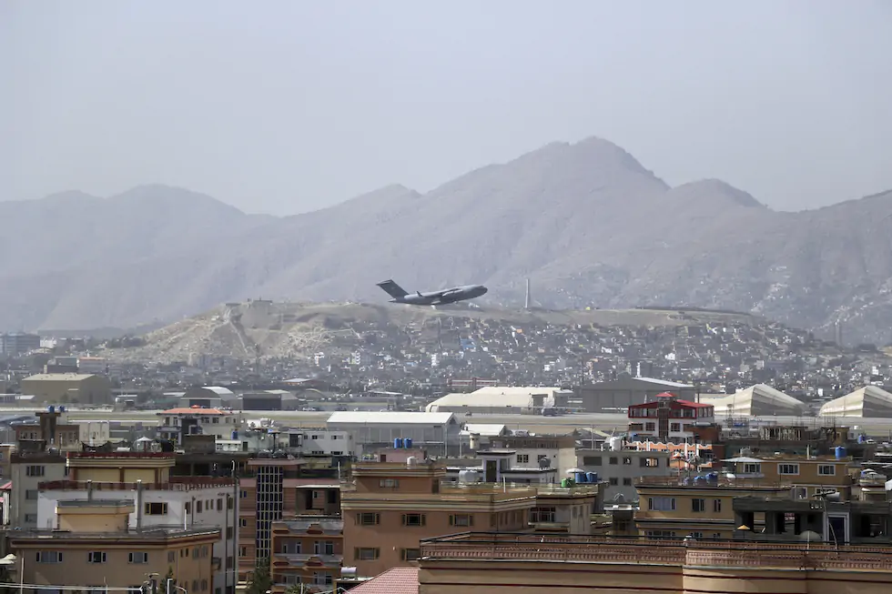 Un aereo militare statunitense decolla dall'Aeroporto internazionale Hamid Karzai di Kabul, Afghanistan, il 28 agosto 2021 (AP Photo/Wali Sabawoon)