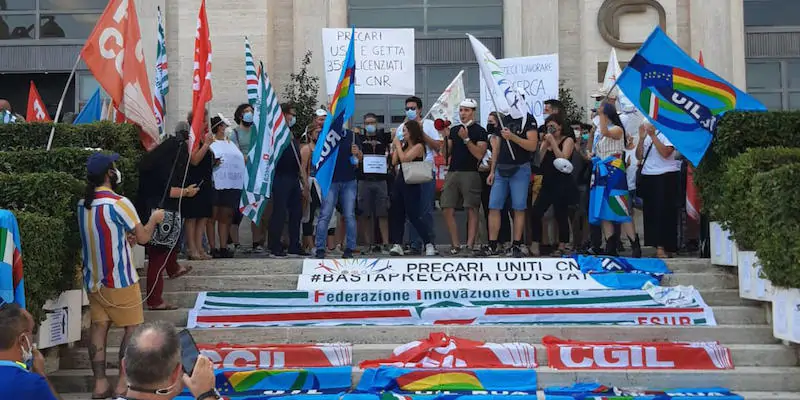 La protesta dei ricercatori precari davanti alla sede del CNR, a Roma (Twitter/Precari Uniti)